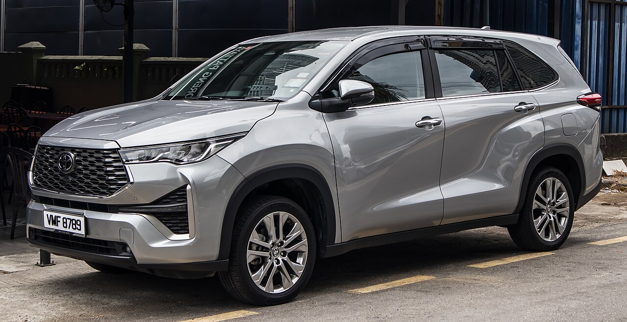 Toyota Innova Hycross